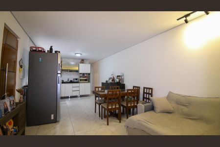 Casa à venda com 250m², 3 quartos e 2 vagas Casa à venda com 250m², 3 quartos e 2 vagasSala