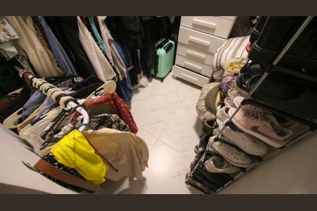 Casa à venda com 250m², 3 quartos e 2 vagas Casa à venda com 250m², 3 quartos e 2 vagasCloset da Suíte