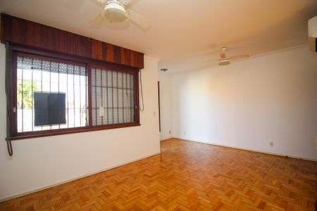 Sala de casa à venda com 3 quartos, 177m² em Guarujá, Porto Alegre