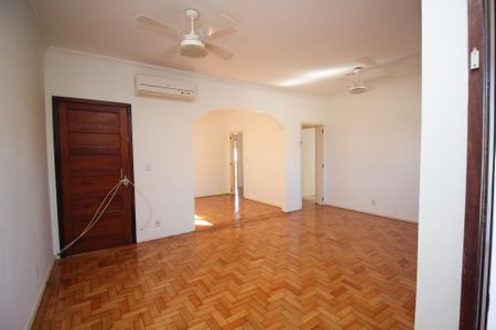 Sala de casa à venda com 3 quartos, 177m² em Guarujá, Porto Alegre