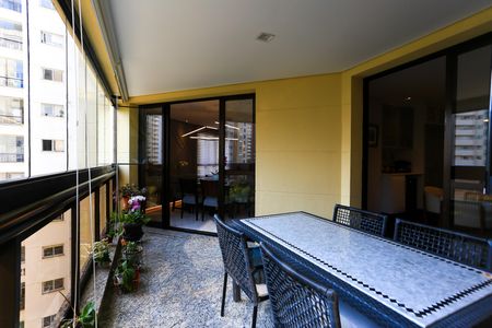 Apartamento à venda com 220m², 3 quartos e 4 vagas Apartamento à venda com 220m², 3 quartos e 4 vagasVaranda gourmet