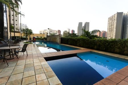 Apartamento à venda com 220m², 3 quartos e 4 vagas Apartamento à venda com 220m², 3 quartos e 4 vagasÁrea comum - Piscina