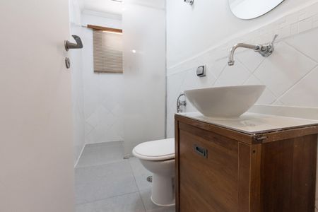 Apartamento para alugar com 124m², 3 quartos e 1 vaga Apartamento para alugar com 124m², 3 quartos e 1 vagaBanheiro do Corredor