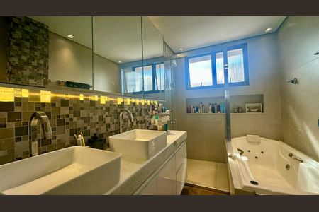 Apartamento à venda com 255m², 4 quartos e 4 vagas Apartamento à venda com 255m², 4 quartos e 4 vagasBanheiro da Suíte 2