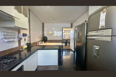 Apartamento à venda com 255m², 4 quartos e 4 vagas Apartamento à venda com 255m², 4 quartos e 4 vagasCozinha