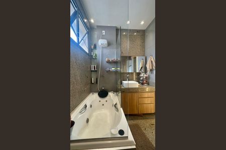 Apartamento à venda com 255m², 4 quartos e 4 vagas Apartamento à venda com 255m², 4 quartos e 4 vagasBanheiro da Suíte 1