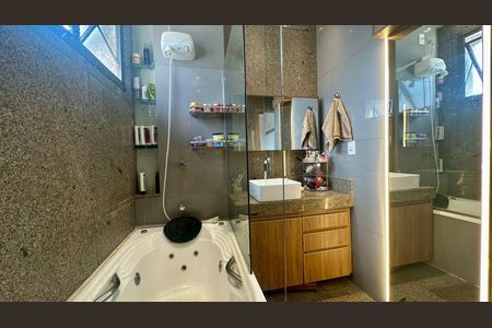 Apartamento à venda com 255m², 4 quartos e 4 vagas Apartamento à venda com 255m², 4 quartos e 4 vagasBanheiro da Suíte 1