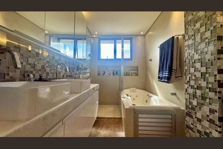 Apartamento à venda com 255m², 4 quartos e 4 vagas Apartamento à venda com 255m², 4 quartos e 4 vagasBanheiro da Suíte 2