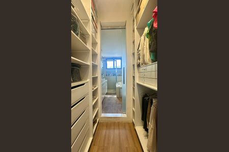 Apartamento à venda com 255m², 4 quartos e 4 vagas Apartamento à venda com 255m², 4 quartos e 4 vagasCloset da Suíte 2