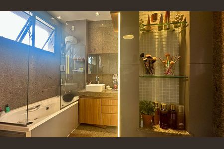 Apartamento à venda com 255m², 4 quartos e 4 vagas Apartamento à venda com 255m², 4 quartos e 4 vagasBanheiro da Suíte 1