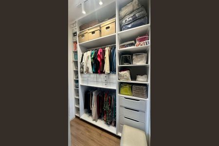 Apartamento à venda com 255m², 4 quartos e 4 vagas Apartamento à venda com 255m², 4 quartos e 4 vagasCloset da Suíte 2