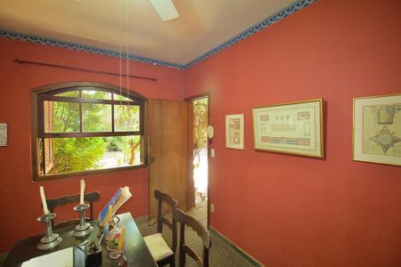 Casa à venda com 485m², 3 quartos e 6 vagas Casa à venda com 485m², 3 quartos e 6 vagasEscritório