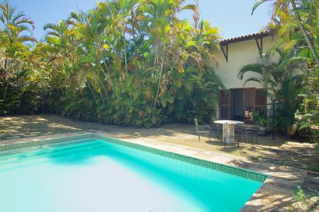 Casa à venda com 485m², 3 quartos e 6 vagas Casa à venda com 485m², 3 quartos e 6 vagasÁrea comum - Piscina