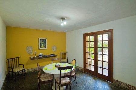 Casa à venda com 485m², 3 quartos e 6 vagas Casa à venda com 485m², 3 quartos e 6 vagasSala de Jantar