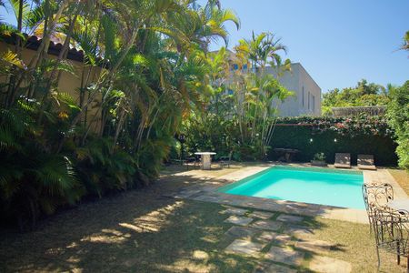 Casa à venda com 485m², 3 quartos e 6 vagas Casa à venda com 485m², 3 quartos e 6 vagasÁrea comum - Piscina