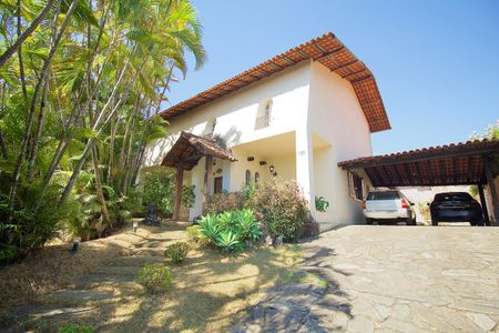 Casa à venda com 485m², 3 quartos e 6 vagas Casa à venda com 485m², 3 quartos e 6 vagasFachada