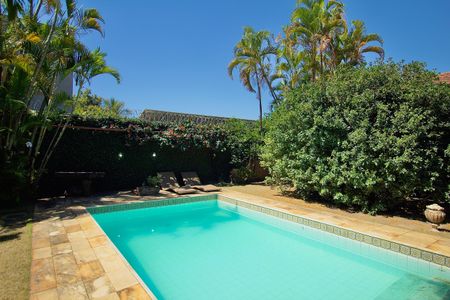 Casa à venda com 485m², 3 quartos e 6 vagas Casa à venda com 485m², 3 quartos e 6 vagasÁrea comum - Piscina