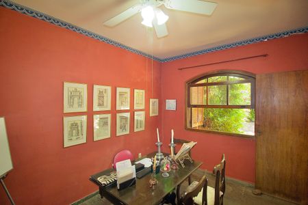 Casa à venda com 485m², 3 quartos e 6 vagas Casa à venda com 485m², 3 quartos e 6 vagasEscritório