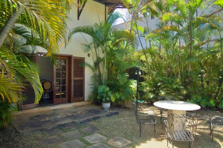 Casa à venda com 485m², 3 quartos e 6 vagas Casa à venda com 485m², 3 quartos e 6 vagasÁrea Externa