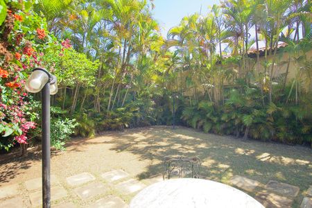 Casa à venda com 485m², 3 quartos e 6 vagas Casa à venda com 485m², 3 quartos e 6 vagasÁrea comum - Piscina