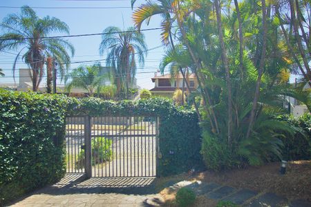 Casa à venda com 485m², 3 quartos e 6 vagas Casa à venda com 485m², 3 quartos e 6 vagasFachada