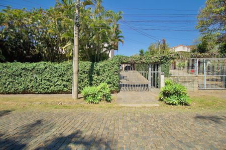 Casa à venda com 485m², 3 quartos e 6 vagas Casa à venda com 485m², 3 quartos e 6 vagasFachada