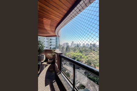 Apartamento para alugar com 240m², 3 quartos e 4 vagas Apartamento para alugar com 240m², 3 quartos e 4 vagasVaranda