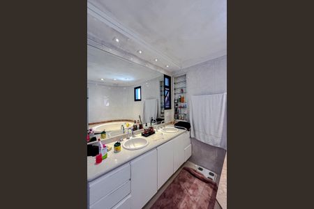 Apartamento para alugar com 240m², 3 quartos e 4 vagas Apartamento para alugar com 240m², 3 quartos e 4 vagasBanheiro da Suíte 1