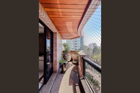 Apartamento para alugar com 240m², 3 quartos e 4 vagas Apartamento para alugar com 240m², 3 quartos e 4 vagasVaranda