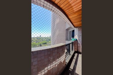 Apartamento para alugar com 240m², 3 quartos e 4 vagas Apartamento para alugar com 240m², 3 quartos e 4 vagasVaranda