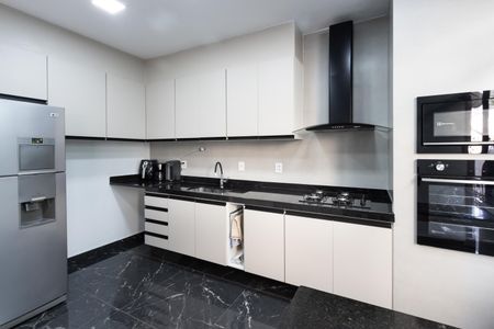 Casa à venda com 258m², 4 quartos e 6 vagas Casa à venda com 258m², 4 quartos e 6 vagasCozinha