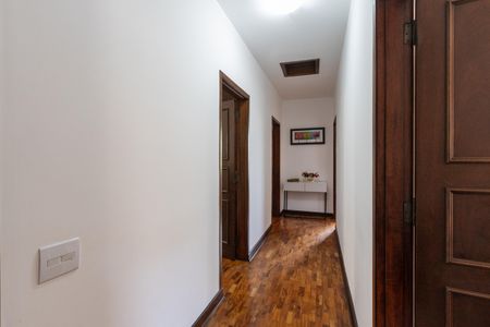 Casa à venda com 258m², 4 quartos e 6 vagas Casa à venda com 258m², 4 quartos e 6 vagasCorredor