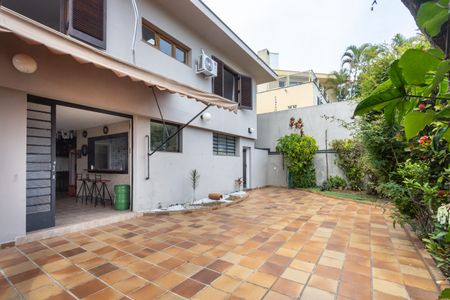 Casa à venda com 258m², 4 quartos e 6 vagas Casa à venda com 258m², 4 quartos e 6 vagasÁrea comum