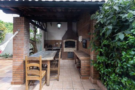 Casa à venda com 258m², 4 quartos e 6 vagas Casa à venda com 258m², 4 quartos e 6 vagasÁrea comum