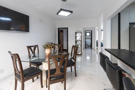 Casa à venda com 258m², 4 quartos e 6 vagas Casa à venda com 258m², 4 quartos e 6 vagasCozinha