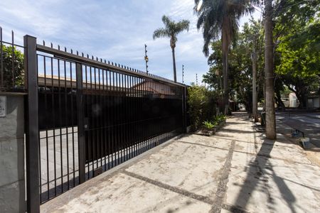 Casa à venda com 258m², 4 quartos e 6 vagas Casa à venda com 258m², 4 quartos e 6 vagasFachada
