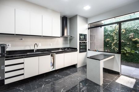 Casa à venda com 258m², 4 quartos e 6 vagas Casa à venda com 258m², 4 quartos e 6 vagasCozinha