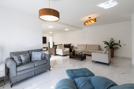 Casa à venda com 258m², 4 quartos e 6 vagas Casa à venda com 258m², 4 quartos e 6 vagasSala