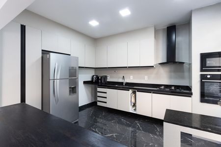 Casa à venda com 258m², 4 quartos e 6 vagas Casa à venda com 258m², 4 quartos e 6 vagasCozinha