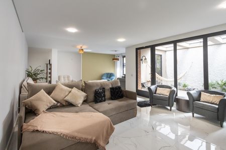 Casa à venda com 258m², 4 quartos e 6 vagas Casa à venda com 258m², 4 quartos e 6 vagasSala