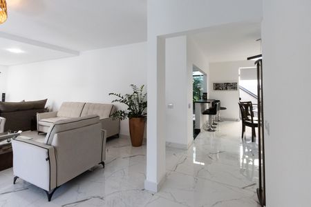 Casa à venda com 258m², 4 quartos e 6 vagas Casa à venda com 258m², 4 quartos e 6 vagasCozinha