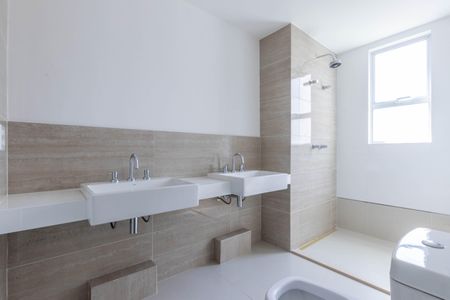 Apartamento à venda com 180m², 4 quartos e 4 vagas Apartamento à venda com 180m², 4 quartos e 4 vagasBanheiro da Suíte 1