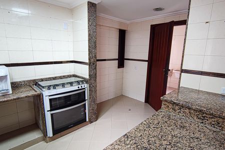 Casa à venda com 310m², 4 quartos e 2 vagas Casa à venda com 310m², 4 quartos e 2 vagascozinha