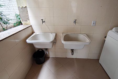 Casa à venda com 310m², 4 quartos e 2 vagas Casa à venda com 310m², 4 quartos e 2 vagaslavanderia