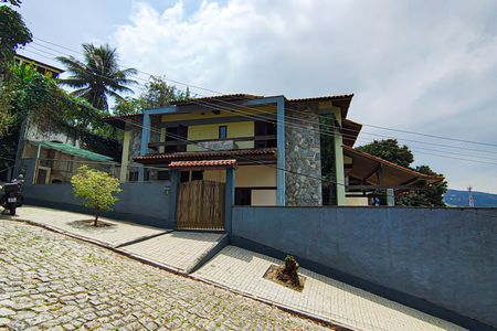 Casa à venda com 310m², 4 quartos e 2 vagas Casa à venda com 310m², 4 quartos e 2 vagasfachada