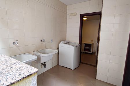 Casa à venda com 310m², 4 quartos e 2 vagas Casa à venda com 310m², 4 quartos e 2 vagaslavanderia