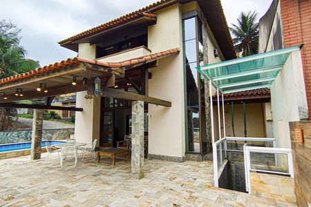 Casa à venda com 310m², 4 quartos e 2 vagas Casa à venda com 310m², 4 quartos e 2 vagasfrente da casa