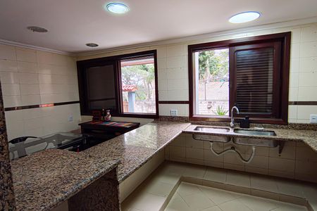 Casa à venda com 310m², 4 quartos e 2 vagas Casa à venda com 310m², 4 quartos e 2 vagascozinha