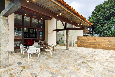 Casa à venda com 310m², 4 quartos e 2 vagas Casa à venda com 310m², 4 quartos e 2 vagasfrente da casa