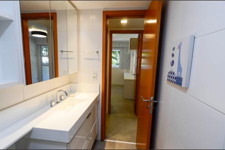 Apartamento à venda com 85m², 3 quartos e 1 vaga Apartamento à venda com 85m², 3 quartos e 1 vagaBanheiro Social